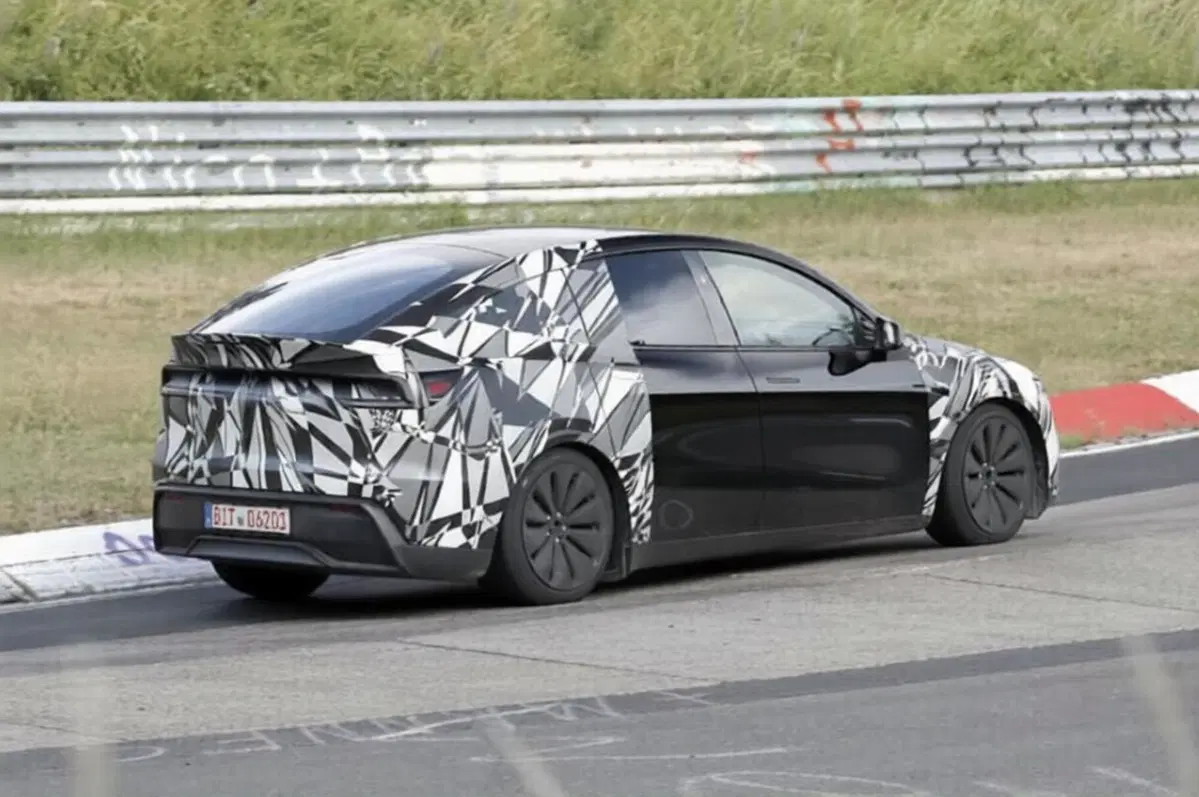 Tesla Model Y L avvistata al Nurburgring: il SUV elettrico a sei posti si prepara a conquistare l'Europa (2)