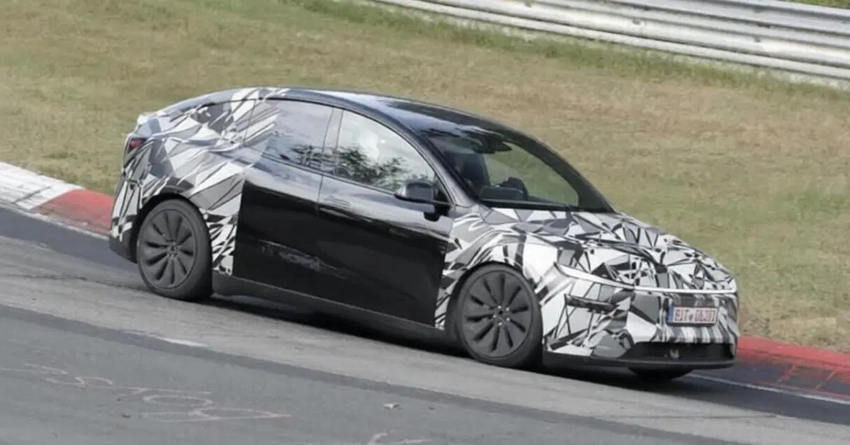 Tesla Model Y L avvistata al Nurburgring: il SUV elettrico a sei posti si prepara a conquistare l'Europa