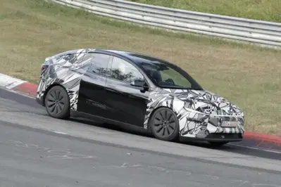Tesla Model Y L avvistata al Nurburgring: il SUV elettrico a sei posti si prepara a conquistare l'Europa