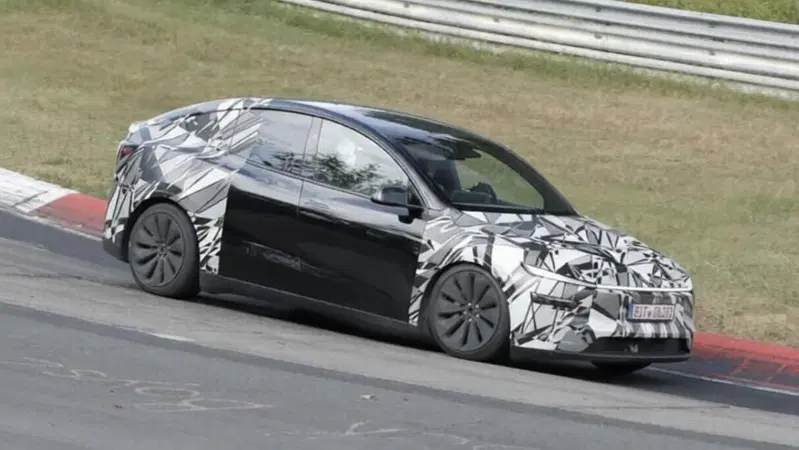 Tesla Model Y L avvistata al Nurburgring: il SUV elettrico a sei posti si prepara a conquistare l'Europa