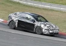 Tesla Model Y L avvistata al Nurburgring: il SUV elettrico a sei posti si prepara a conquistare l'Europa