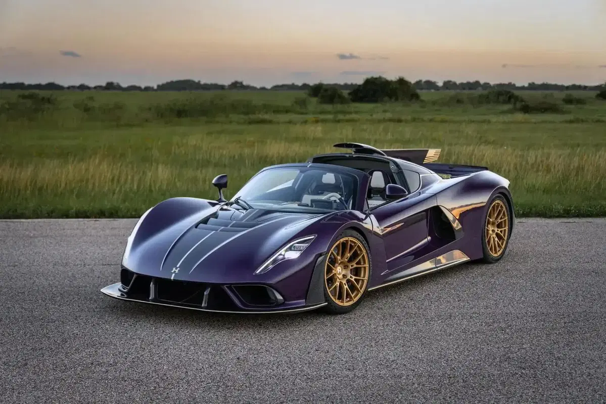 Hennessey Venom F5-M, la hypercar manuale pi&ugrave; potente del mondo debutta a Goodwood: 2.031 CV e cambi