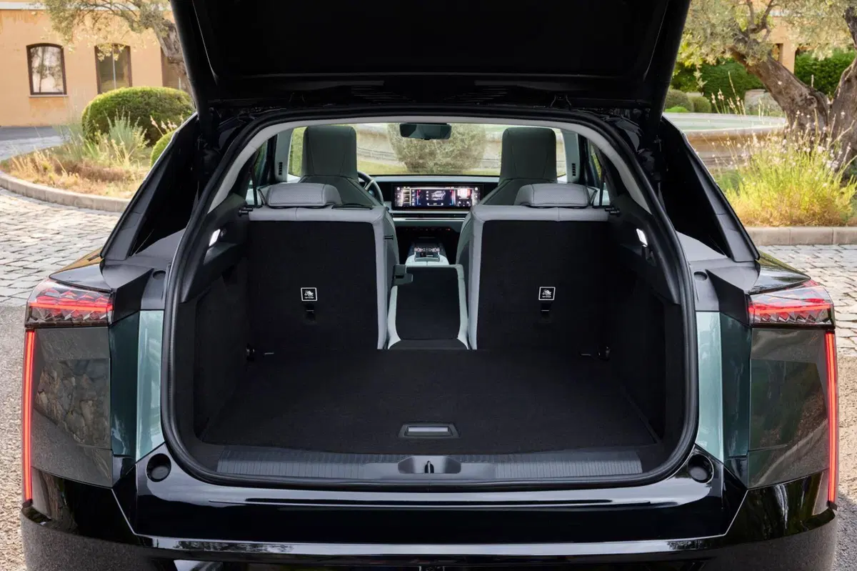 Nuova DS N°7: il SUV premium prodotto a Melfi che punta su comfort e tecnologia, ma con dei prezzi...[VIDEO] (15)