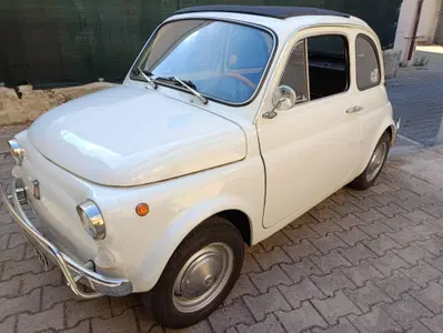Fiat 500 L d'epoca del 1972 a Livorno