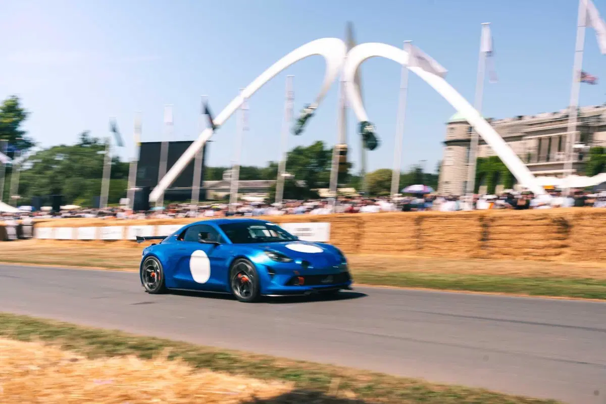 Alpine A110 FUTURE debutta a Goodwood 2026: Gasly porta in collina la prima vera sportiva elettrica (3)
