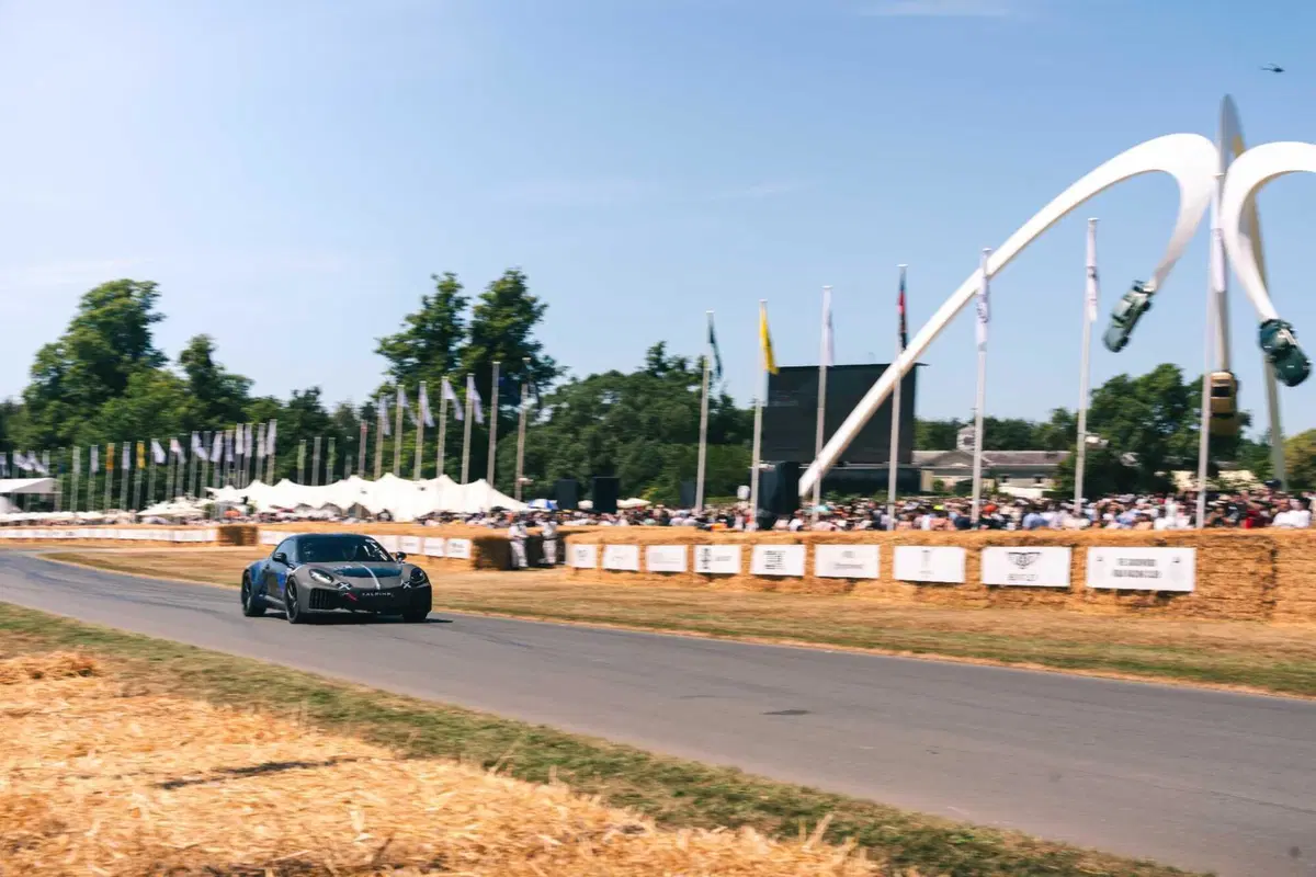 Alpine A110 FUTURE debutta a Goodwood 2026: Gasly porta in collina la prima vera sportiva elettrica (5)