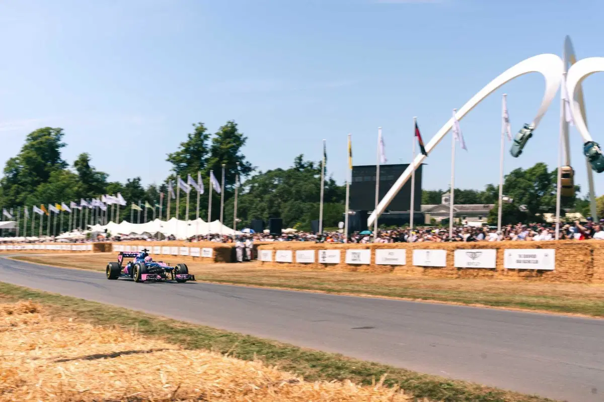 Alpine A110 FUTURE debutta a Goodwood 2026: Gasly porta in collina la prima vera sportiva elettrica (7)