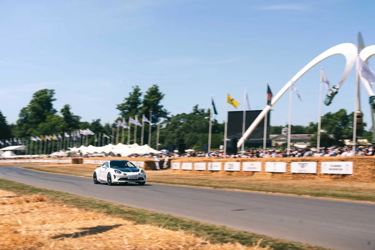 Alpine A110 FUTURE debutta a Goodwood 2026: Gasly porta in collina la prima vera sportiva elettrica (8)