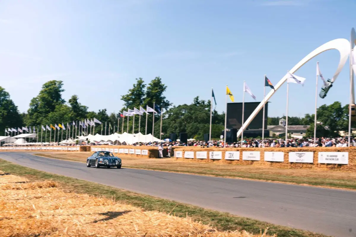 Alpine A110 FUTURE debutta a Goodwood 2026: Gasly porta in collina la prima vera sportiva elettrica (10)
