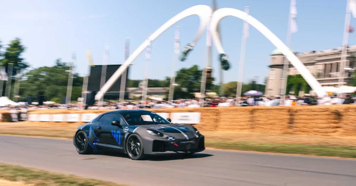 Alpine A110 FUTURE debutta a Goodwood 2026: Gasly porta in collina la prima vera sportiva elettrica