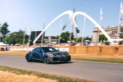 Alpine A110 FUTURE debutta a Goodwood 2026: Gasly porta in collina la prima vera sportiva elettrica