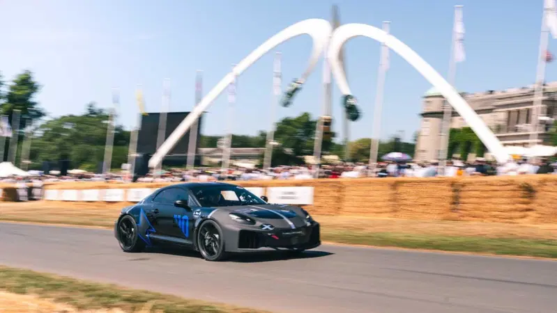 Alpine A110 FUTURE debutta a Goodwood 2026: Gasly porta in collina la prima vera sportiva elettrica