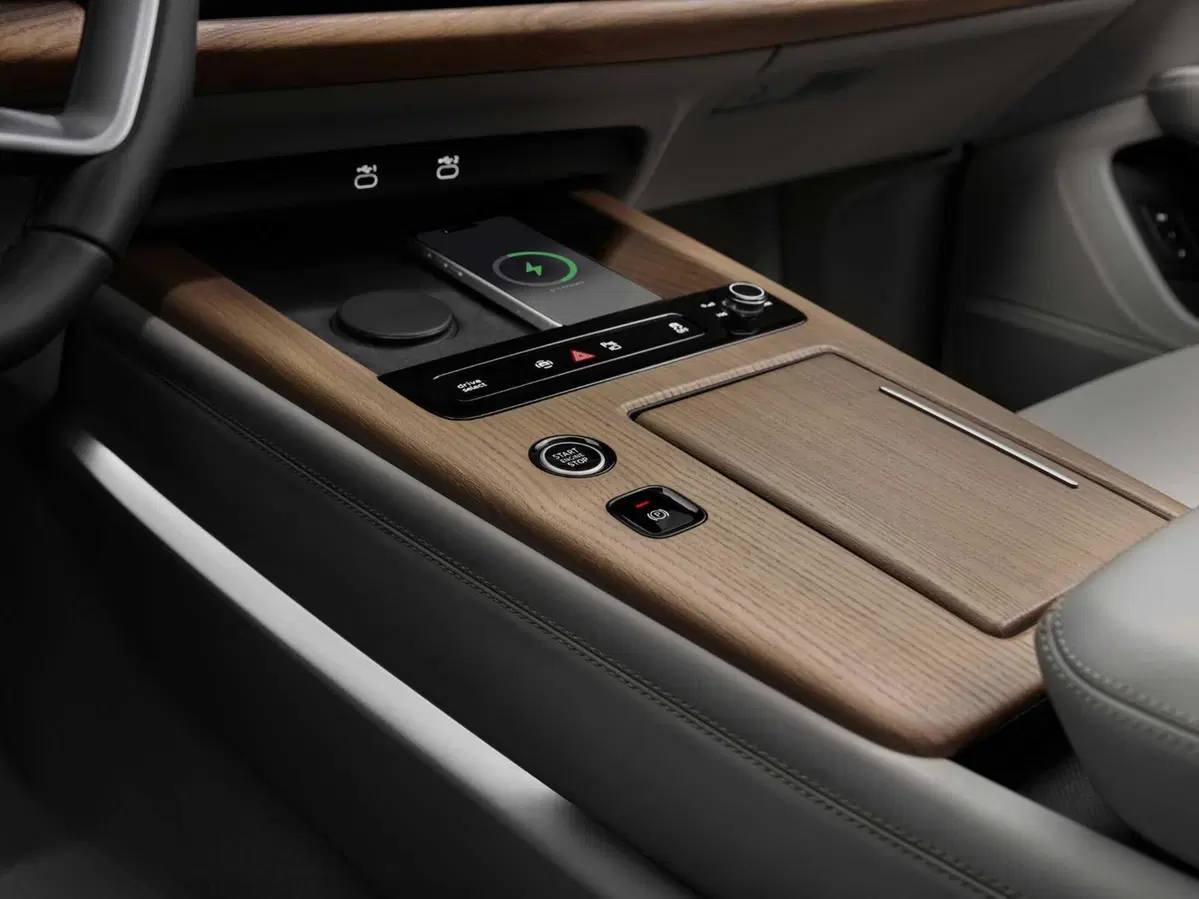 Audi cambia tutto: addio maxi schermi, tornano i tasti fisici negli abitacoli del futuro (2)