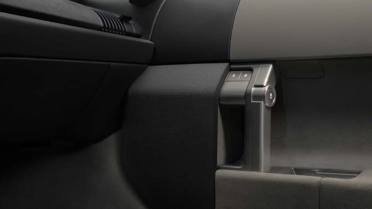Audi cambia tutto: addio maxi schermi, tornano i tasti fisici negli abitacoli del futuro (5)