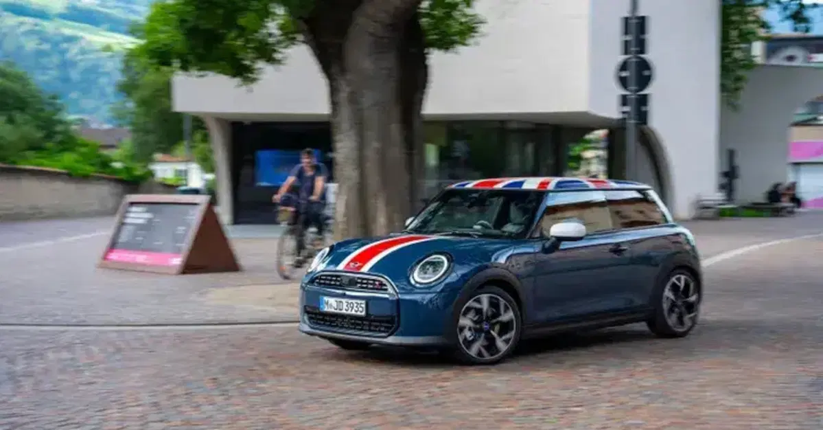 MINI Cooper Oxford Edition: arriva la serie speciale che celebra i 25 anni e le origini britanniche con uno stile unico