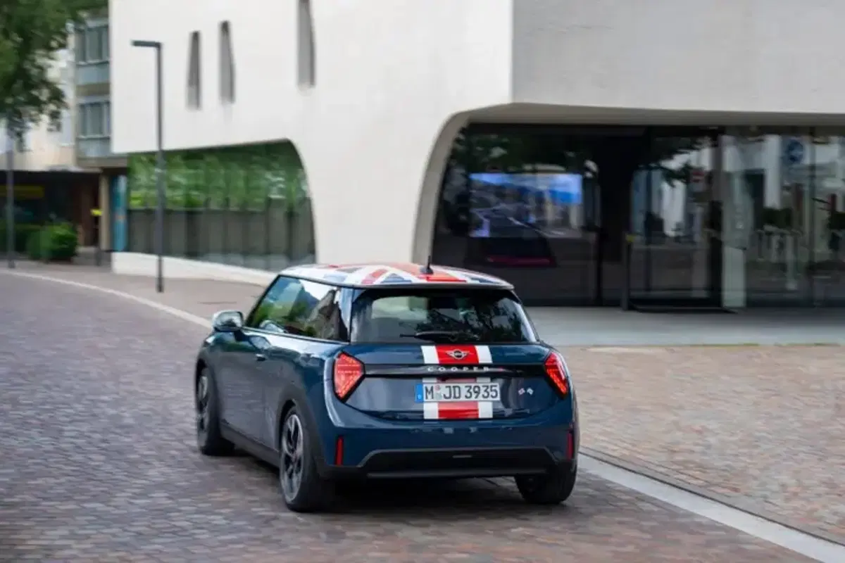 MINI Cooper Oxford Edition: arriva la serie speciale che celebra i 25 anni e le origini britanniche con uno stile unico (2)