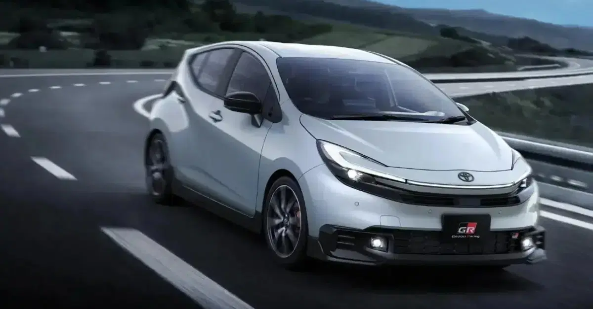 Toyota Prius GR Sport, la ibrida diventa pi&ugrave; cattiva: look Gazoo Racing ma niente potenza extra