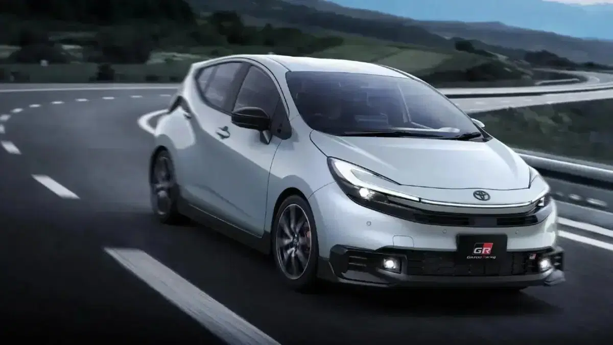 Toyota Prius GR Sport, la ibrida diventa pi&ugrave; cattiva: look Gazoo Racing ma niente potenza extra