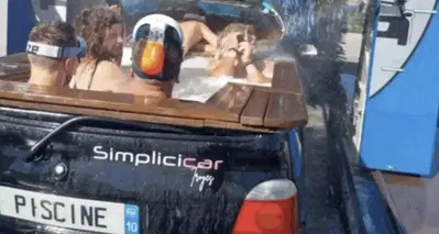 Altro che aria condizionata: ecco la Renault Twingo con la piscina incorporata
