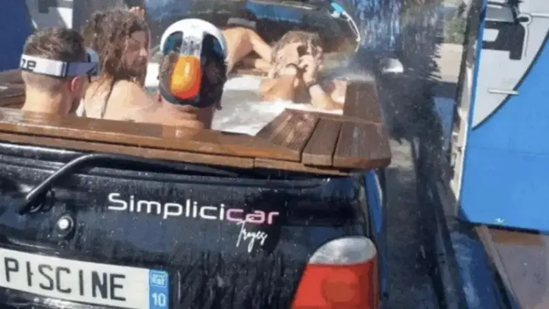 Altro che aria condizionata: ecco la Renault Twingo con la piscina incorporata