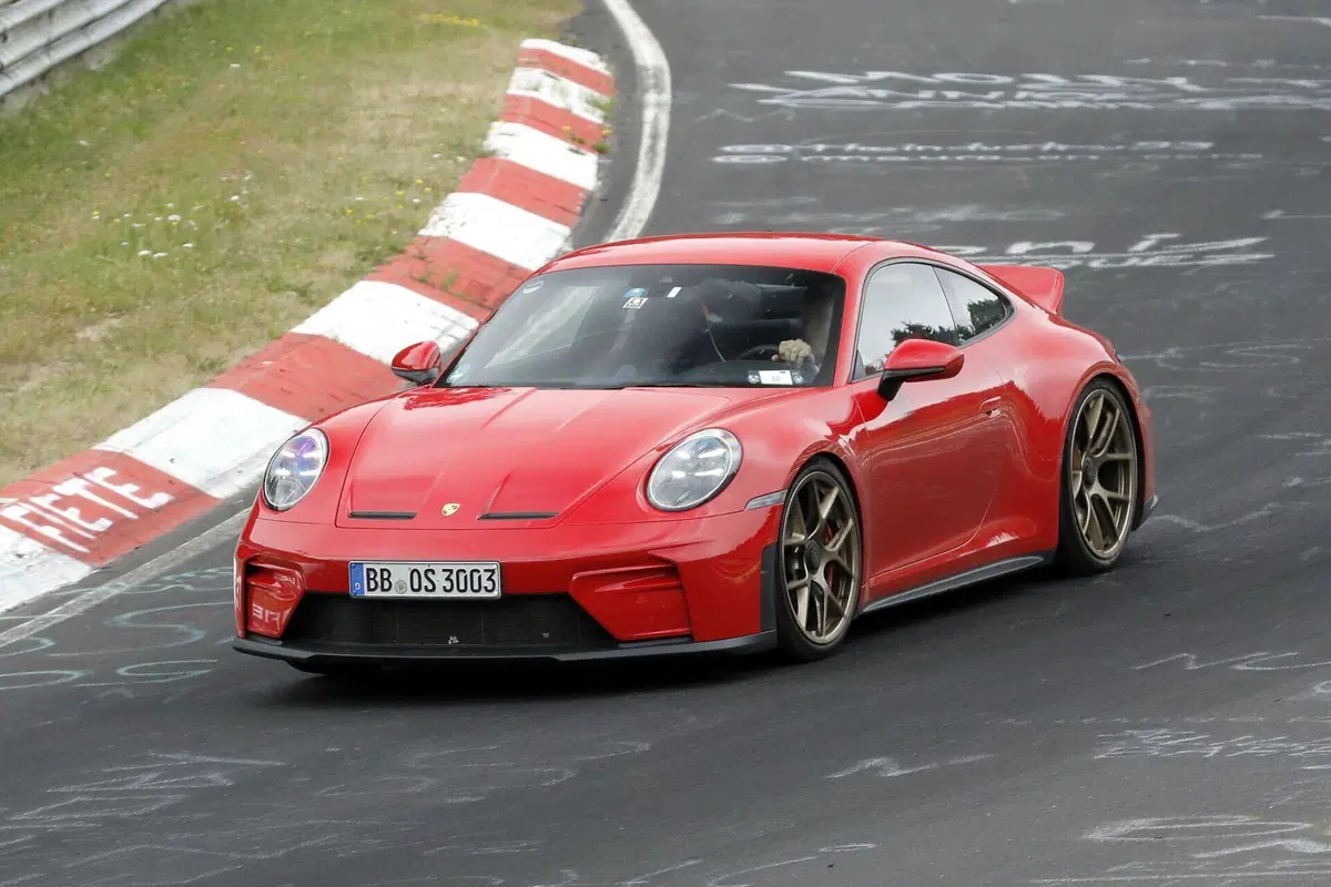 Porsche 911 GT3 Touring: il leggendario spoiler "ducktail" potrebbe tornare sulla nuova sportiva tedesca (2)