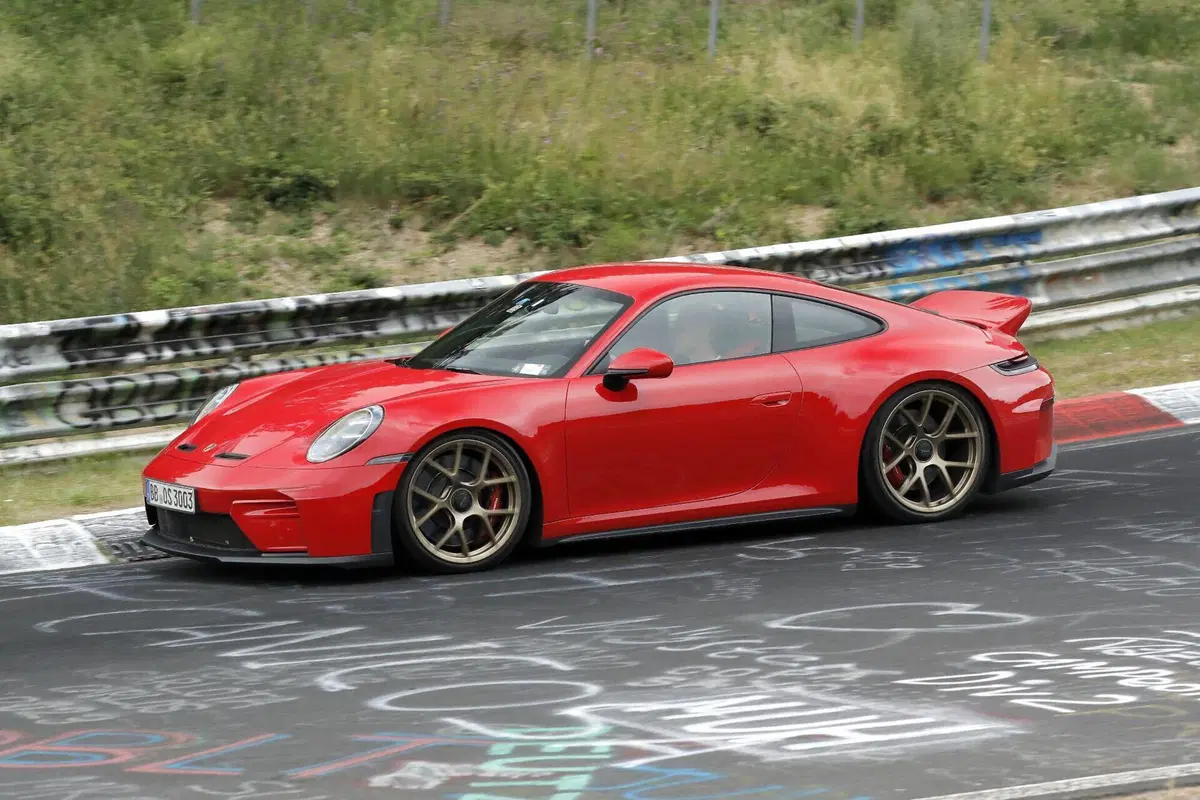 Porsche 911 GT3 Touring: il leggendario spoiler "ducktail" potrebbe tornare sulla nuova sportiva tedesca (3)