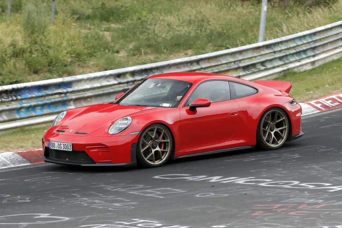 Porsche 911 GT3 Touring: il leggendario spoiler "ducktail" potrebbe tornare sulla nuova sportiva tedesca (4)