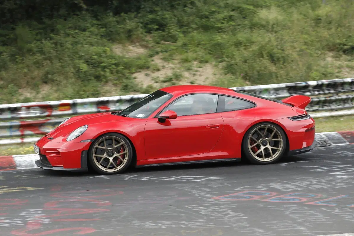 Porsche 911 GT3 Touring: il leggendario spoiler "ducktail" potrebbe tornare sulla nuova sportiva tedesca (5)
