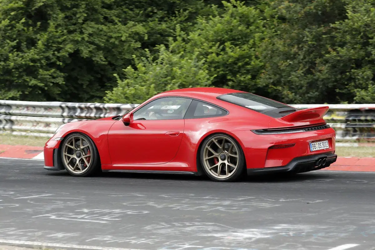 Porsche 911 GT3 Touring: il leggendario spoiler "ducktail" potrebbe tornare sulla nuova sportiva tedesca (6)