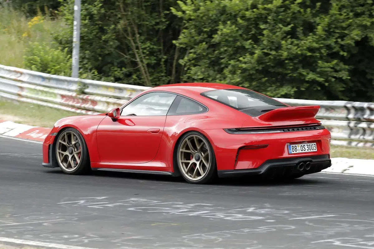 Porsche 911 GT3 Touring: il leggendario spoiler "ducktail" potrebbe tornare sulla nuova sportiva tedesca (7)