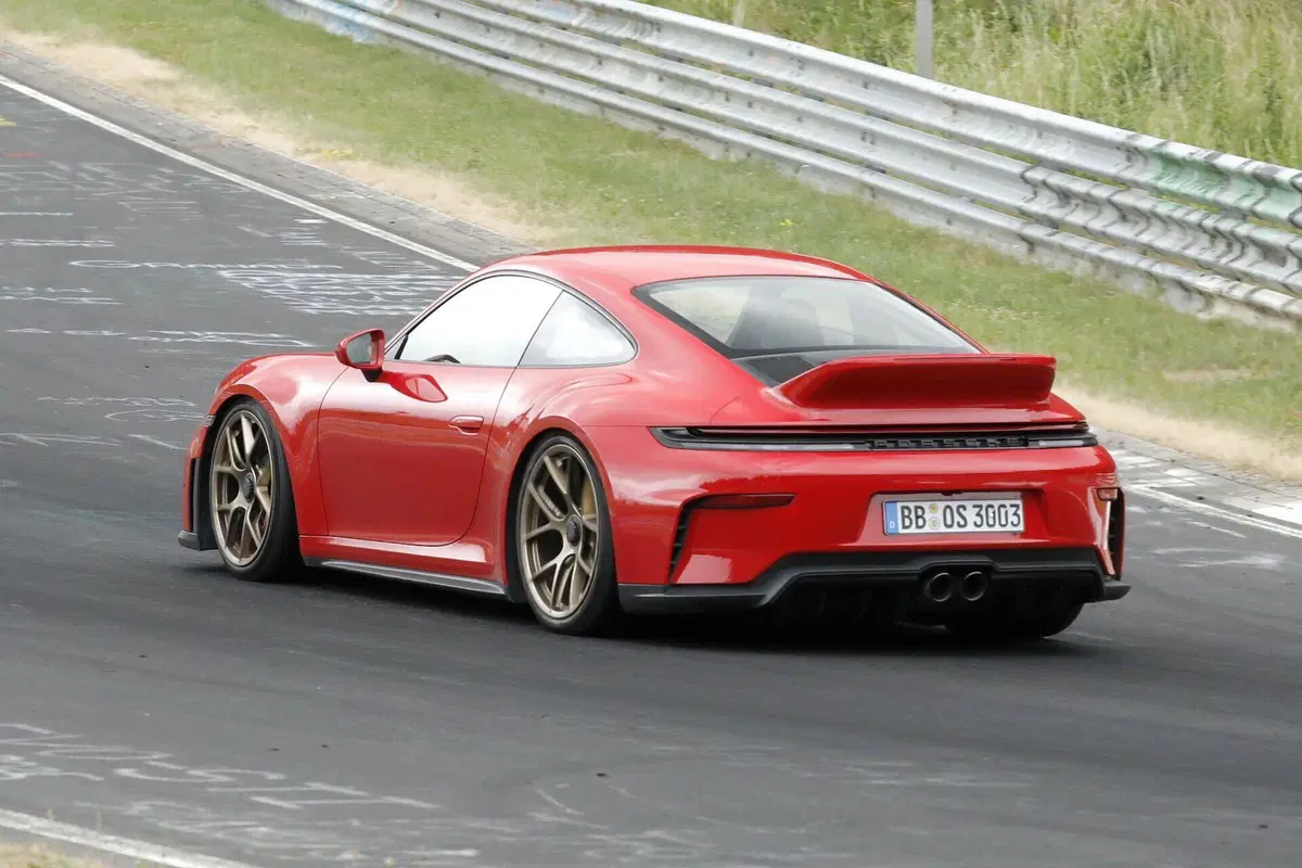 Porsche 911 GT3 Touring: il leggendario spoiler "ducktail" potrebbe tornare sulla nuova sportiva tedesca (8)
