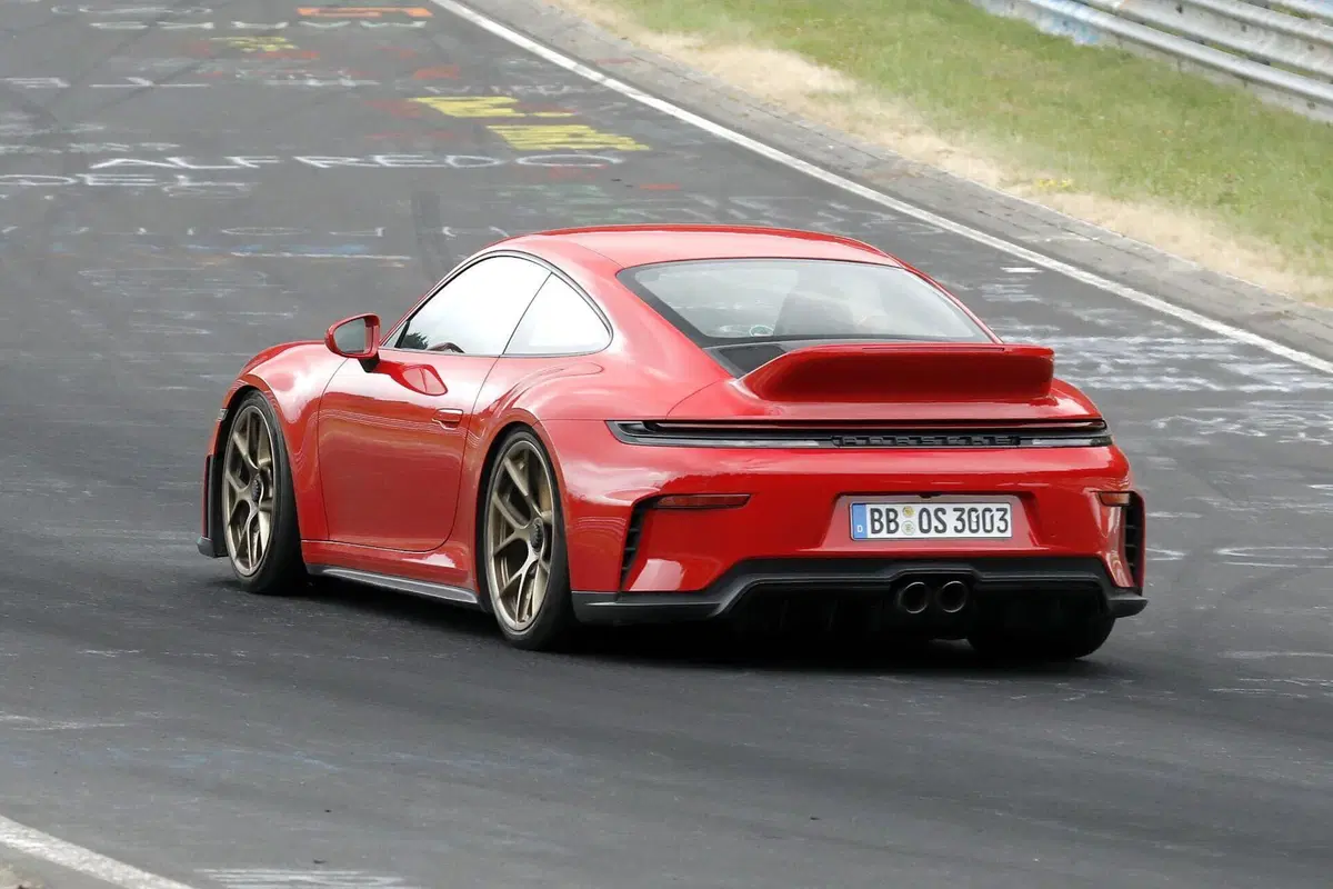 Porsche 911 GT3 Touring: il leggendario spoiler "ducktail" potrebbe tornare sulla nuova sportiva tedesca (9)