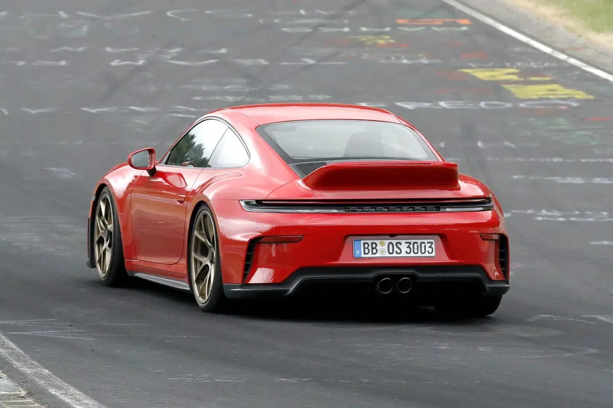 Porsche 911 GT3 Touring: il leggendario spoiler "ducktail" potrebbe tornare sulla nuova sportiva tedesca (10)