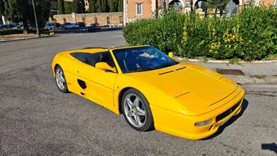 Ferrari F355 spider d'epoca del 1995 a Roma