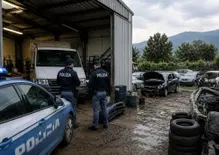 Officina abusiva scoperta tra i campi: trovato un autocarro rubato con targhe false, due denunciati
