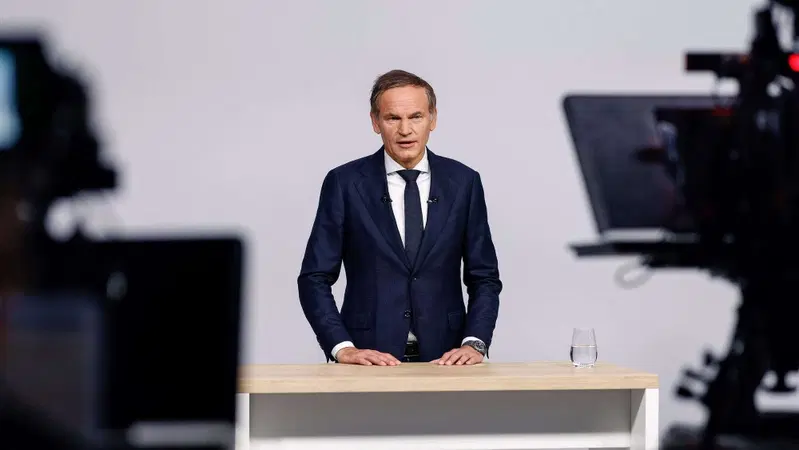 Volkswagen, Blume rompe il silenzio sulla crisi: ecco il piano che decider&agrave; il futuro del colosso tedesco