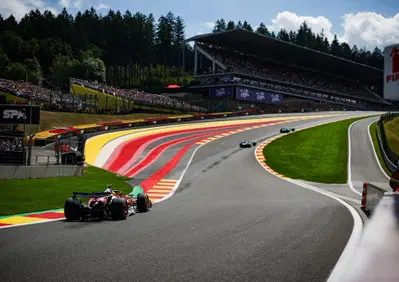 F1, GP Belgio 2026: Verstappen tra mercato e pioggia per infiammare Spa. La Ferrari sfida il tabù motore: gli orari TV Sky e TV8