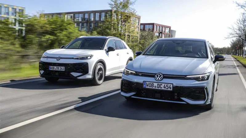 Volkswagen Golf, arriva il nuovo Full Hybrid da 170 CV: cambia tutto per la compatta tedesca