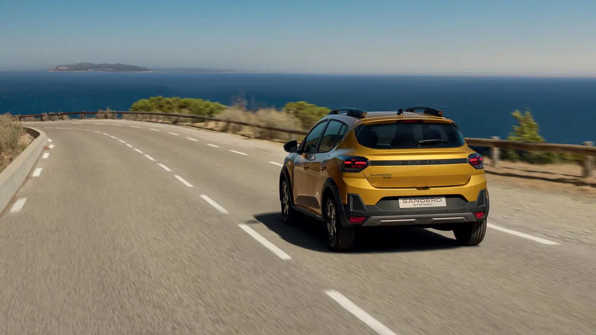 Dacia sfida le cinesi: la Sandero Stepway si fa Full Hybrid con un prezzo d&rsquo;assalto