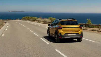 Dacia sfida le cinesi: la Sandero Stepway si fa Full Hybrid con un prezzo d&rsquo;assalto