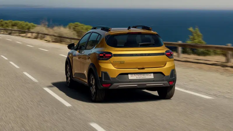 Dacia sfida le cinesi: la Sandero Stepway si fa Full Hybrid con un prezzo d&rsquo;assalto