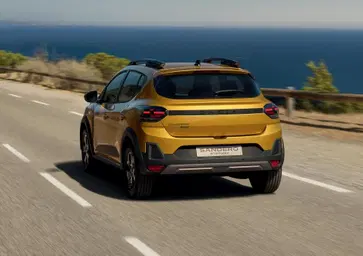 Dacia sfida le cinesi: la Sandero Stepway si fa Full Hybrid con un prezzo d’assalto