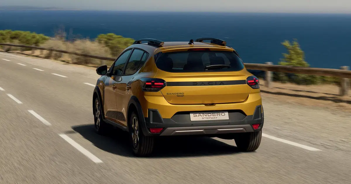 Dacia sfida le cinesi: la Sandero Stepway si fa Full Hybrid con un prezzo d&rsquo;assalto