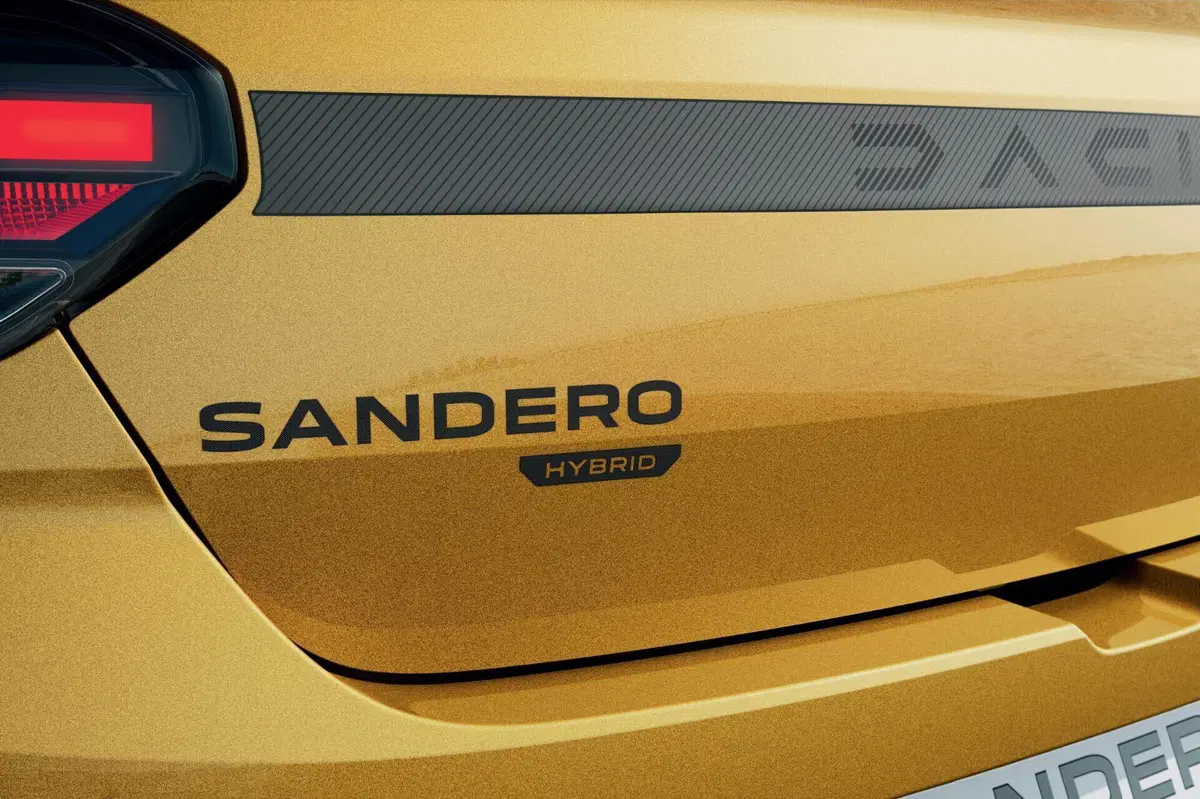 Dacia sfida le cinesi: la Sandero Stepway si fa Full Hybrid con un prezzo d’assalto (3)