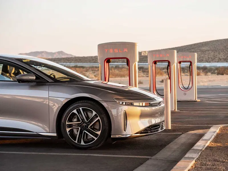 Lucid in ricarica ad una colonnina Tesla