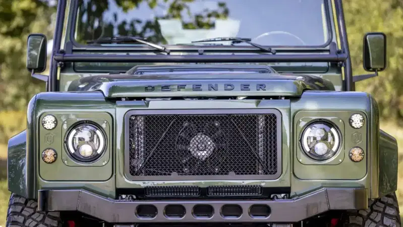 Land Rover Defender, il motore diesel &egrave; ancora vivo: ecco il restomod da sogno