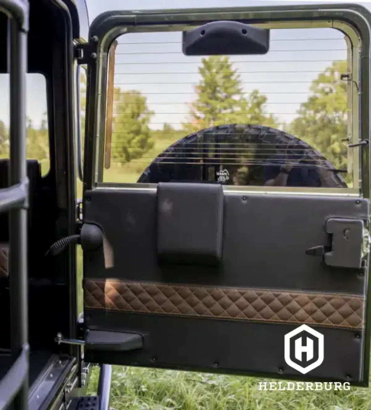 Land Rover Defender, il motore diesel è ancora vivo: ecco il restomod da sogno (8)