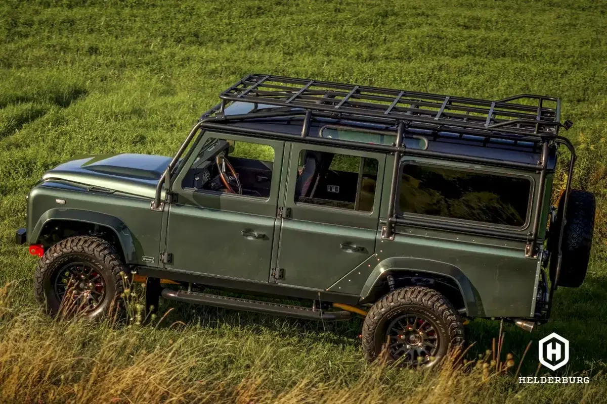 Land Rover Defender, il motore diesel è ancora vivo: ecco il restomod da sogno (9)