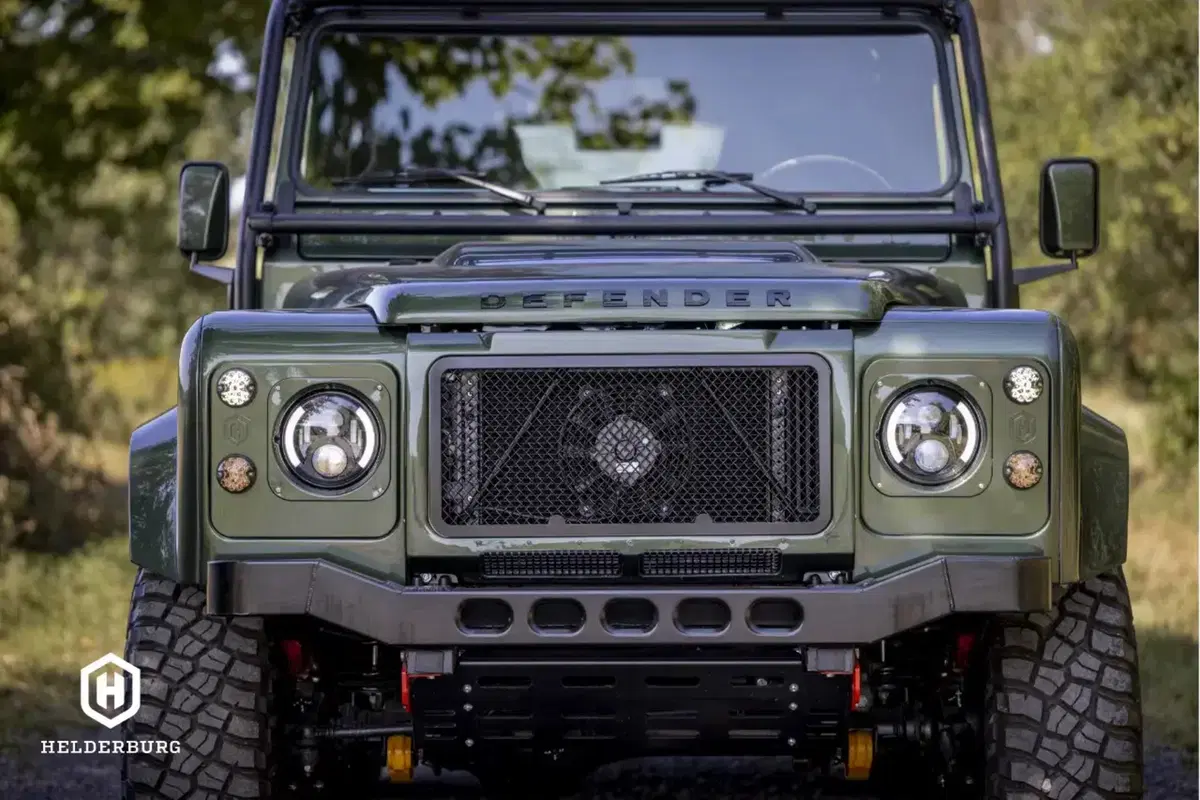 Land Rover Defender, il motore diesel è ancora vivo: ecco il restomod da sogno (18)