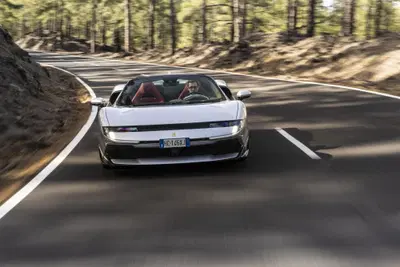 Ferrari 849 Testarossa Spider, la prova: 1.050 CV a cielo aperto, ma non fa paura